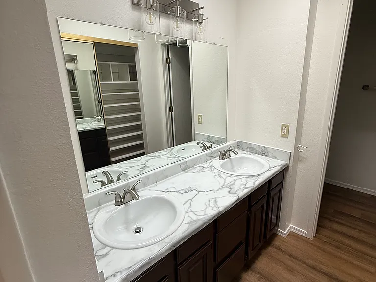 1949 N Swan Rd #19 — Photo 22