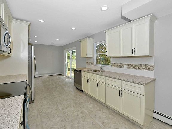 5th image of 55 Royalston Ln