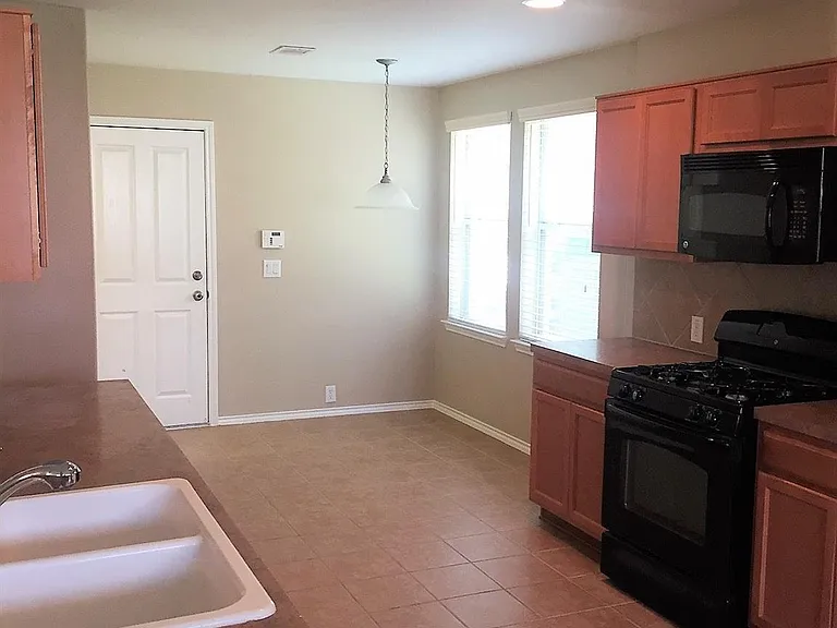 834 Honeysuckle Vine Dr — Photo 12