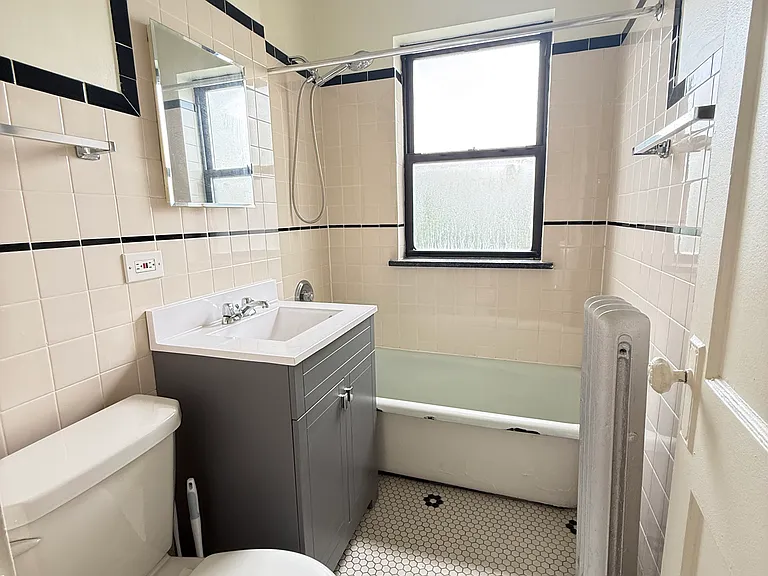 2321 N Spaulding Ave #2B — Photo 8