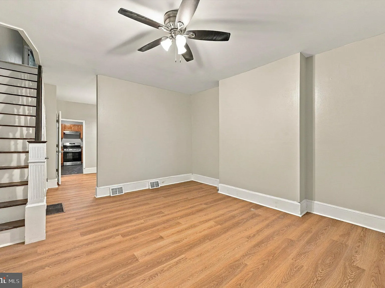3 bed, 1.5 bath, 1190 sqft, $2,400 — Photo 2