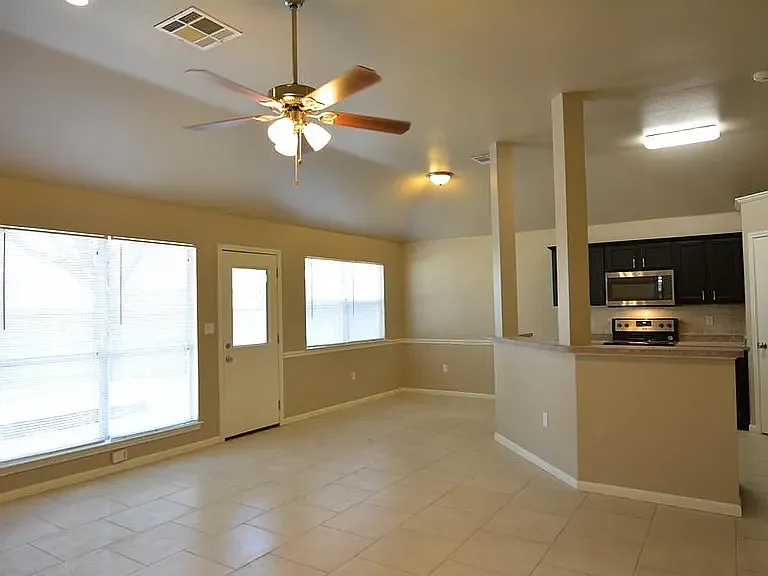 2717 Greenbriar Ct — Photo 8