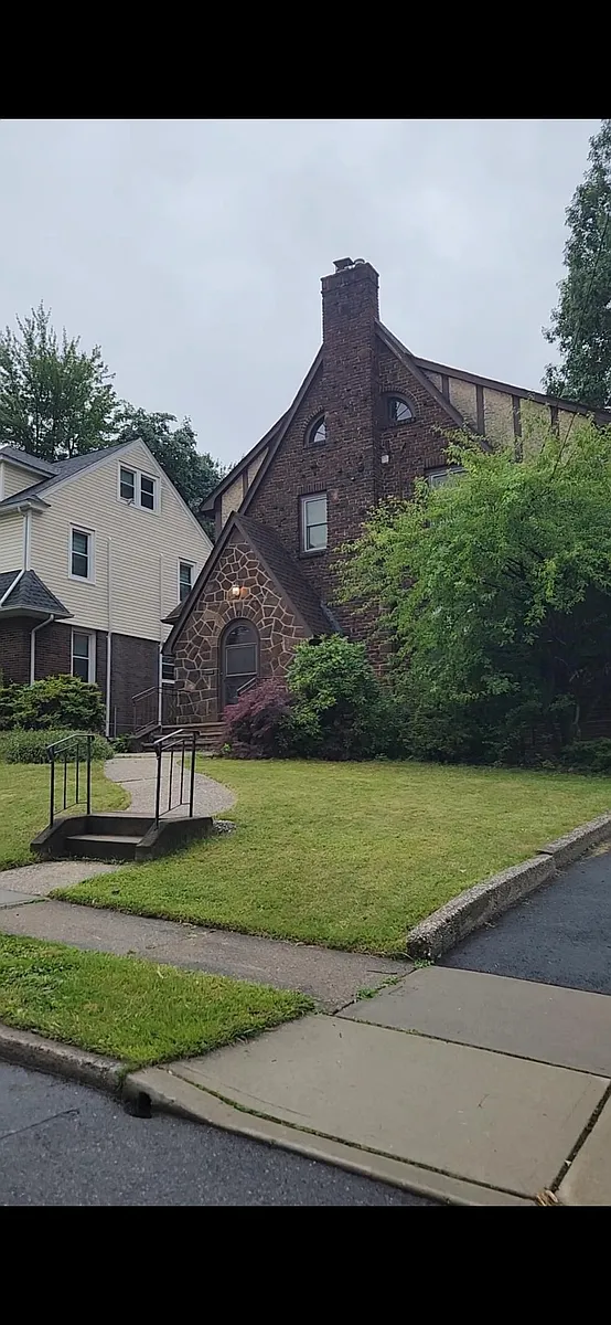Building Photo - 328 Demott Ave