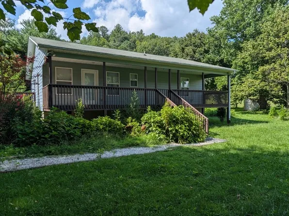 8060 Tusquittee Rd, Hayesville, NC 28904
