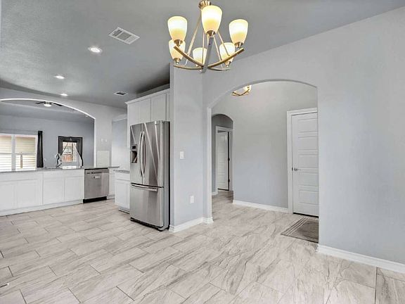 5th image of 5983 Midcrown Dr