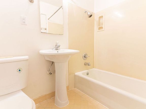 4th image of 200 E 15th St #220-12