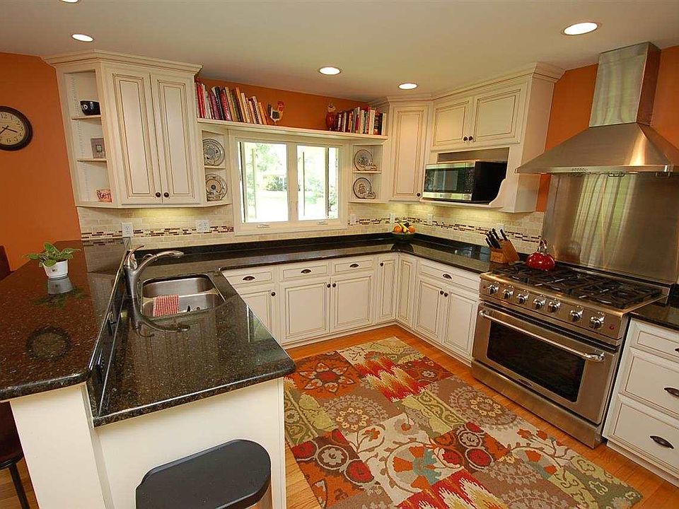 1st image of 725 S Meadowbrook Dr