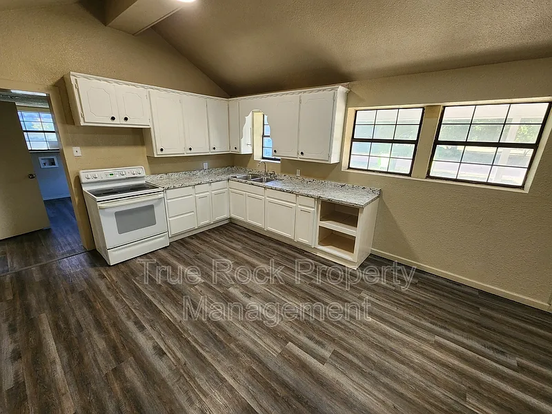 3 bed, 1.0 bath, $1,000 — Photo 3