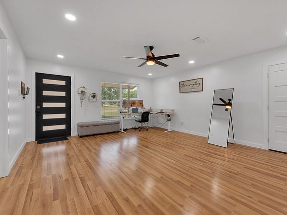 3rd image of 821 Lovers Ln