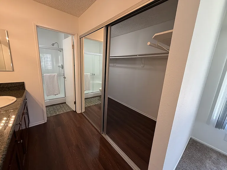 Versailles on the Lake Apartments — Photo 122