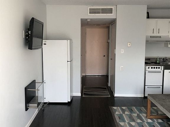 4th image of 2424 Tennis Ct APT B13