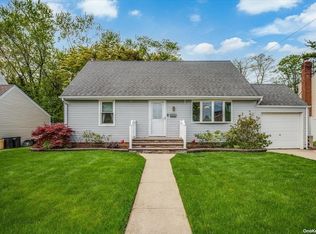 20 W Zoranne Dr, Farmingdale, NY 11735
