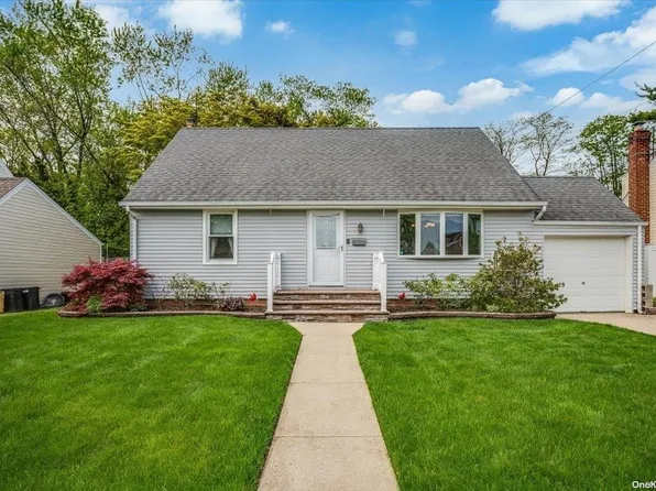 20 W Zoranne Drive, Farmingdale, NY 11735