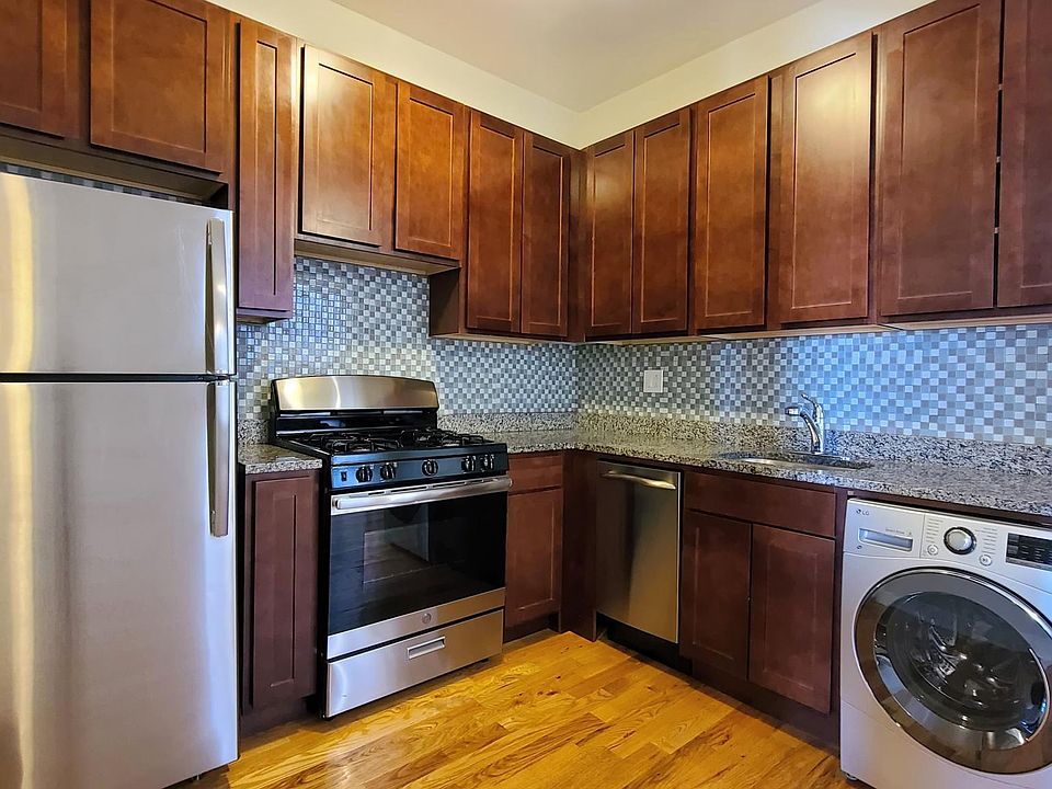 1st image of 645 W Oakdale Ave #2BT