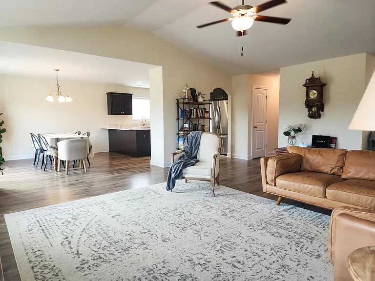 110 Village Creek Dr — Photo 4