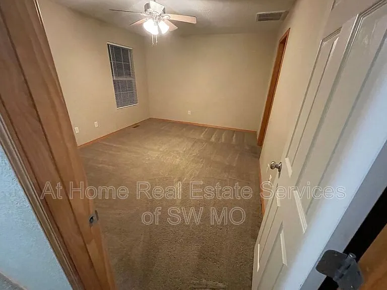 933 N Madison Ave — Photo 7