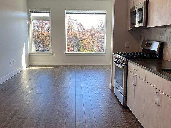 4th image of 475 William St Unit 506
