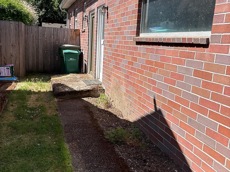 708 E 3rd St — Photo 11