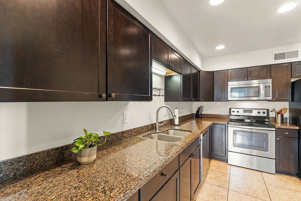 3 bed, 1306 sqft, $2,100 — Photo 1