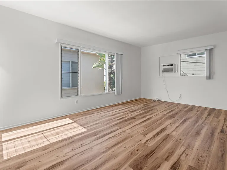 147 N La Peer Dr #9 — Photo 5