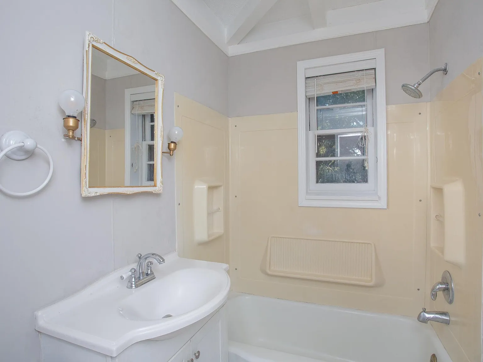 4 bed, 1976 sqft, $6,500 — Photo 1