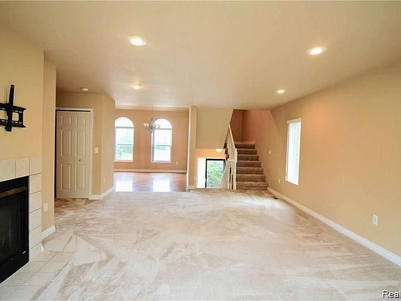 4th image of 806 Red Run Dr