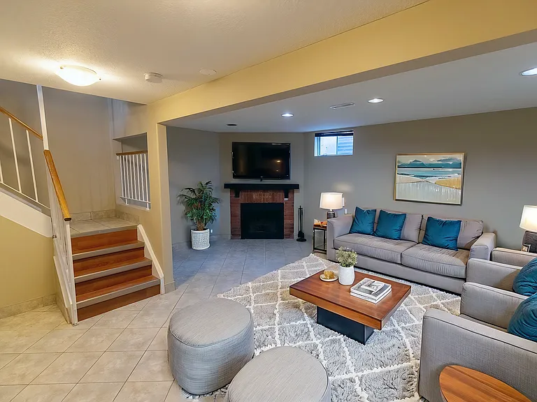 7591 Scholfield Rd — Photo 2