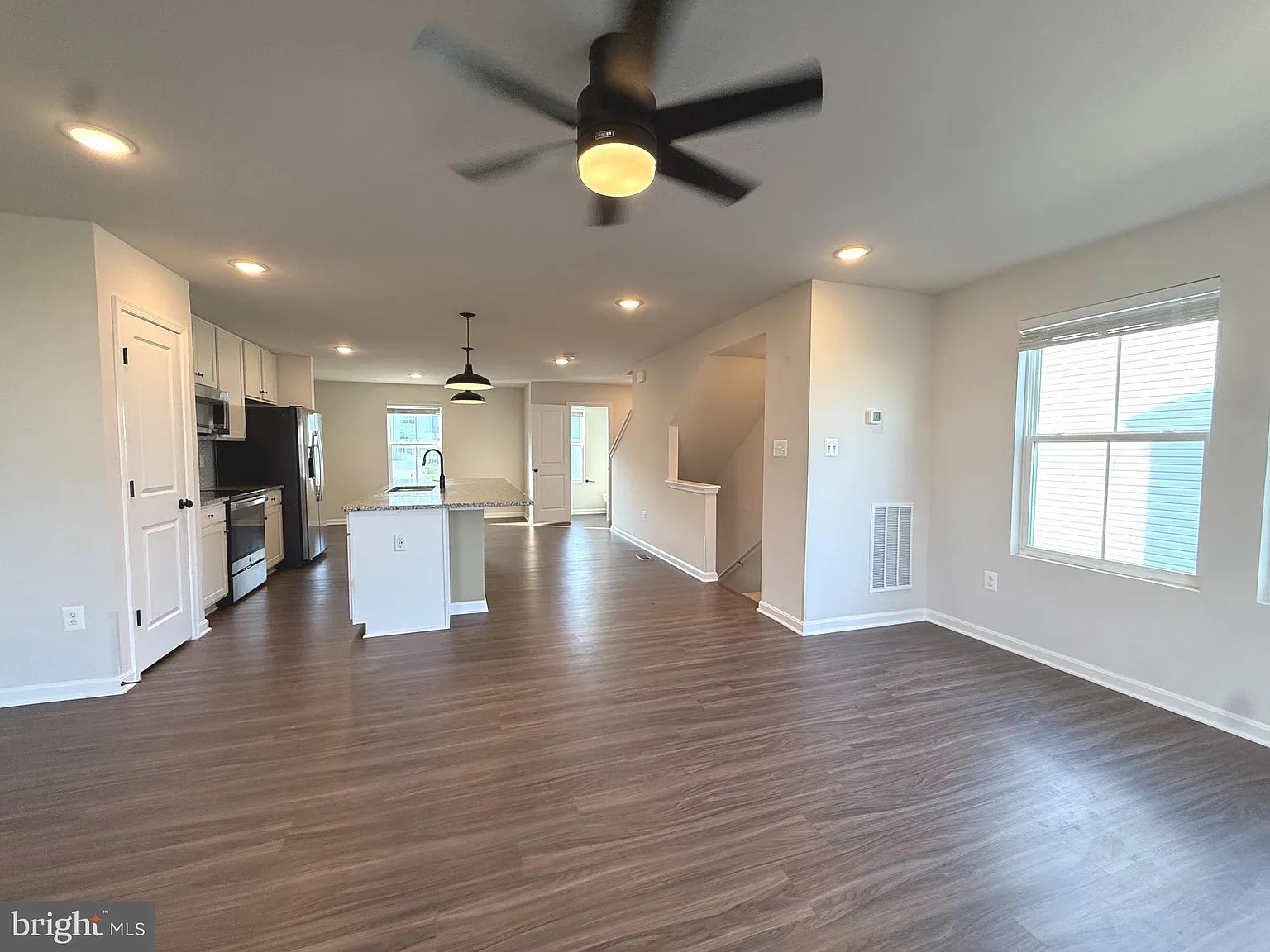 3 bed, 2.5 bath, 2240 sqft, $2,100 — Photo 2