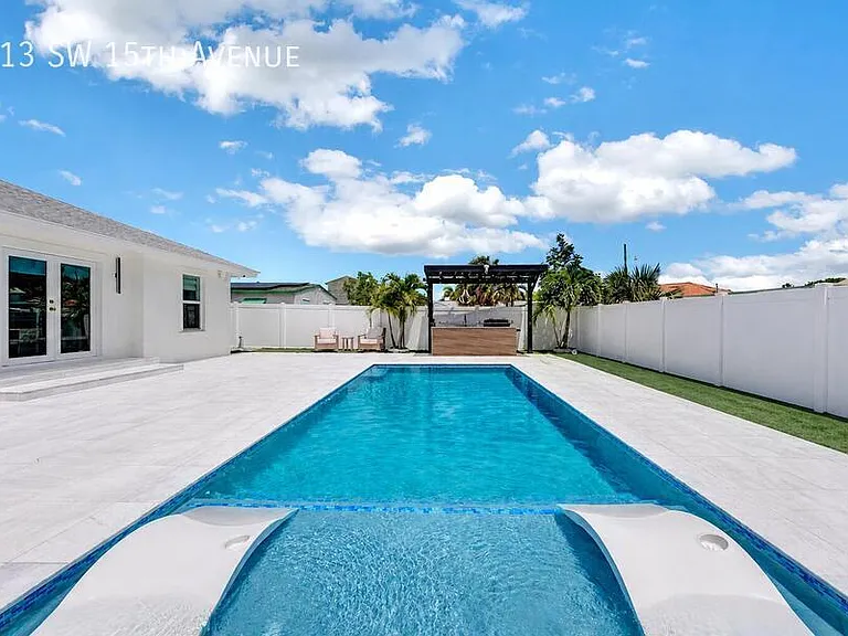 413 SW 15th Ave — Photo 1