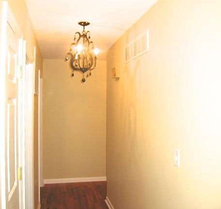 5th image of 921 E Main St