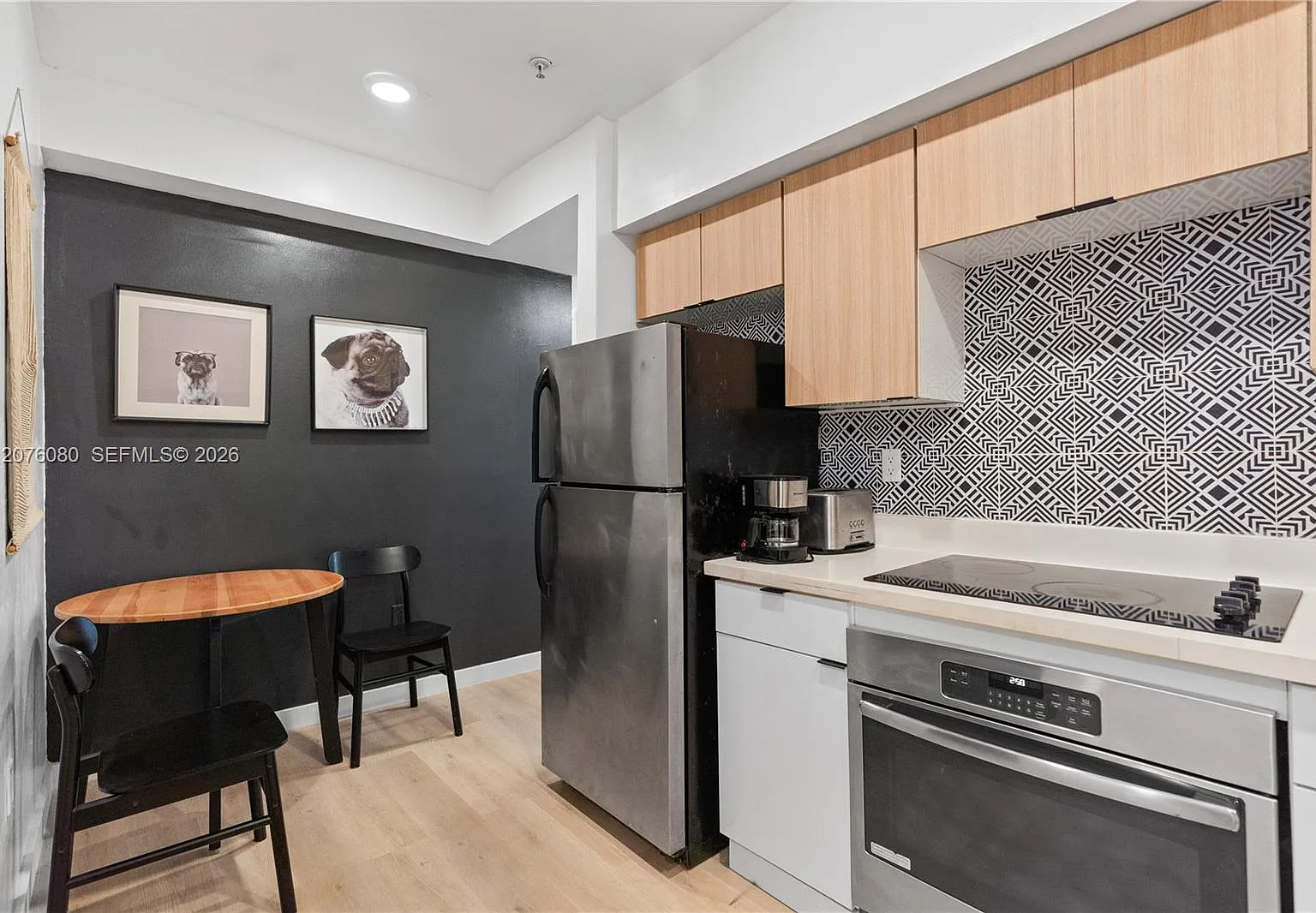 First Deco Condo — Photo 4