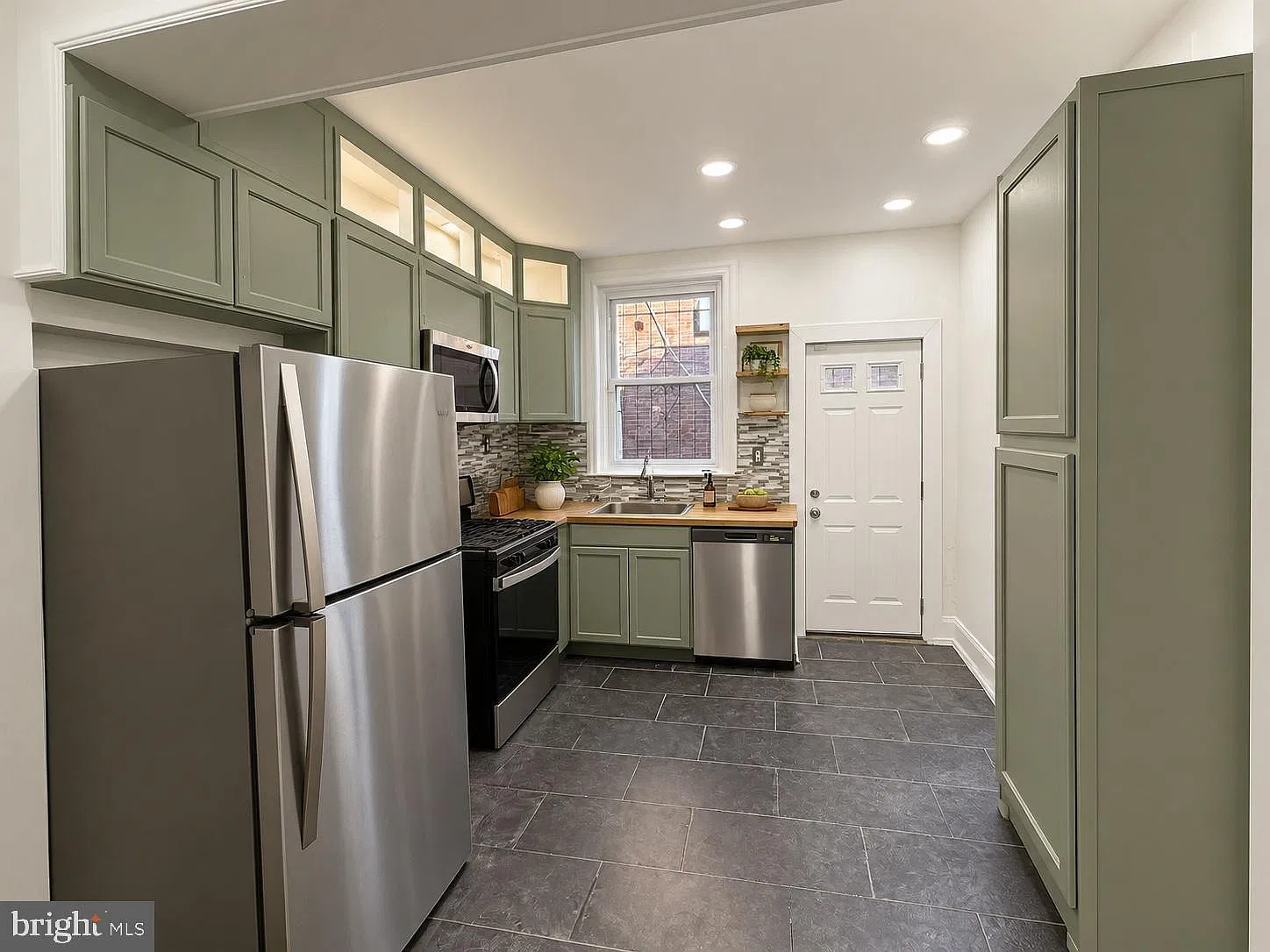 3 bed, 1.0 bath, 882 sqft, $1,675 — Photo 2