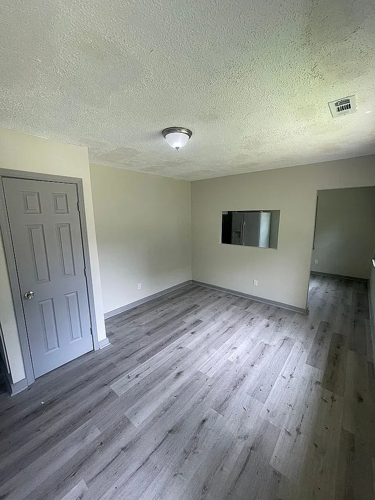 3 bed, 864 sqft, $955 — Photo 4