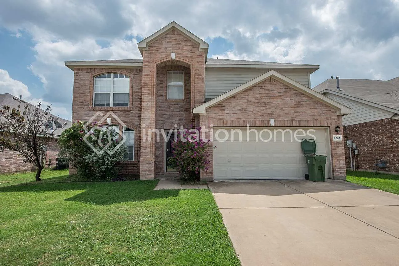 7704 Cresswell Dr Arlington, TX 76001 — Photo 1