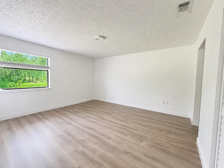 1407 Lakeview Dr E — Photo 6