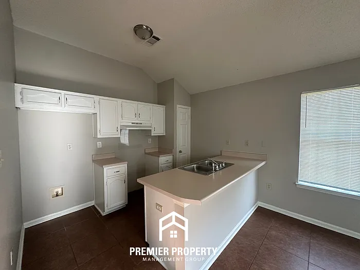 3 bed, 2.0 bath, 1030 sqft, $1,550 — Photo 4