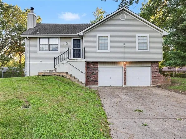 3804 NE Woods Ct, Lees Summit, MO 64064