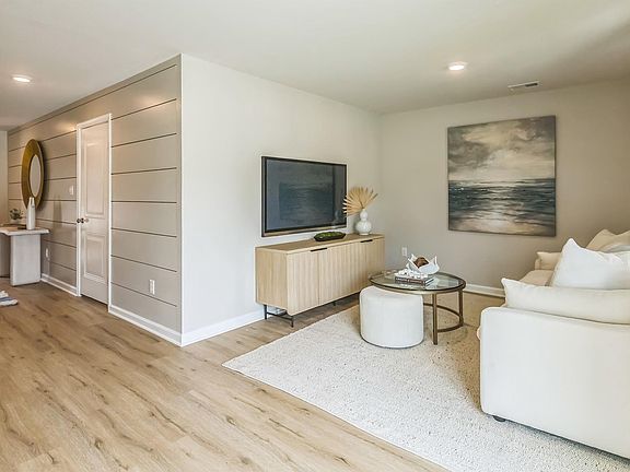 3rd image of 21477 Farmington Rd