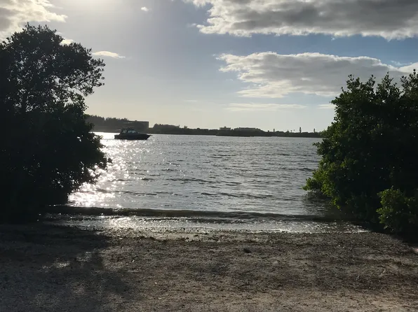 8954 Phyliss Ave, Sarasota, FL 34231