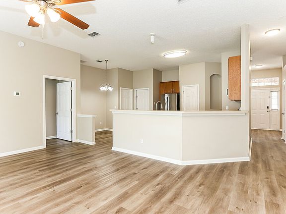 5th image of 2995 Thorncrest Dr