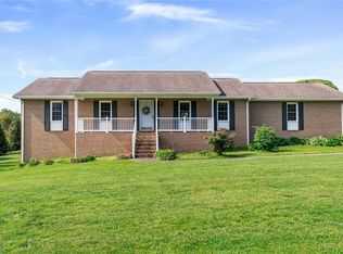 1610 E Wensley Dr, Mount Airy, NC 27030