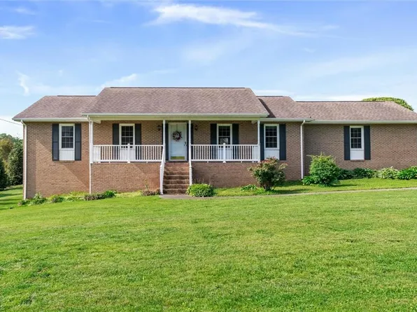 1610 E Wensley Dr, Mount Airy, NC 27030