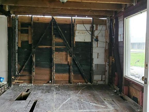 3rd image of 410 E Burton St
