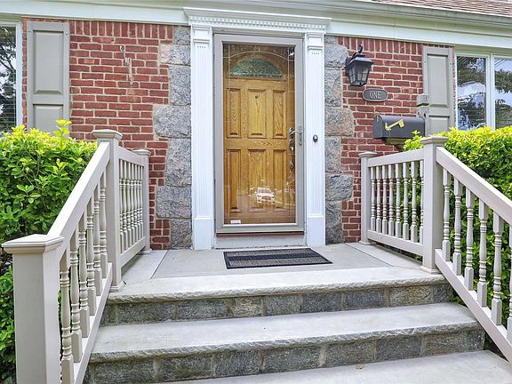 4th image of 1 Lorraine Ct