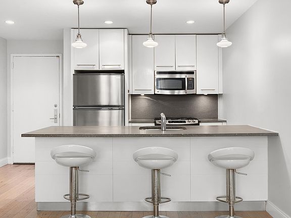 4th image of 517 W 46th St APT 106