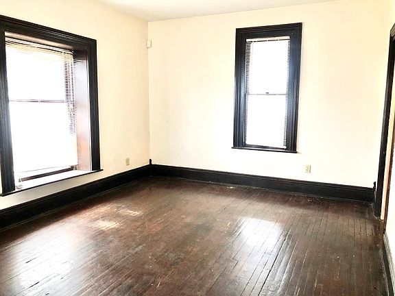 3rd image of 418 W Cedar St