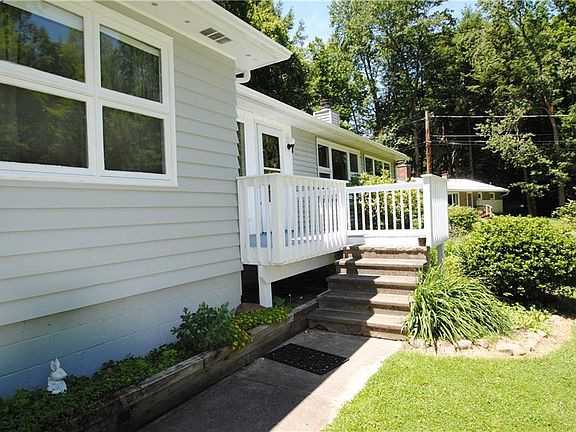 4th image of 9857 Seymour St