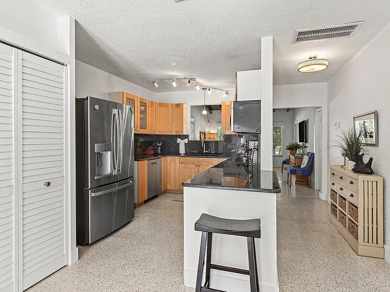 340 NE 7th Ave — Photo 15