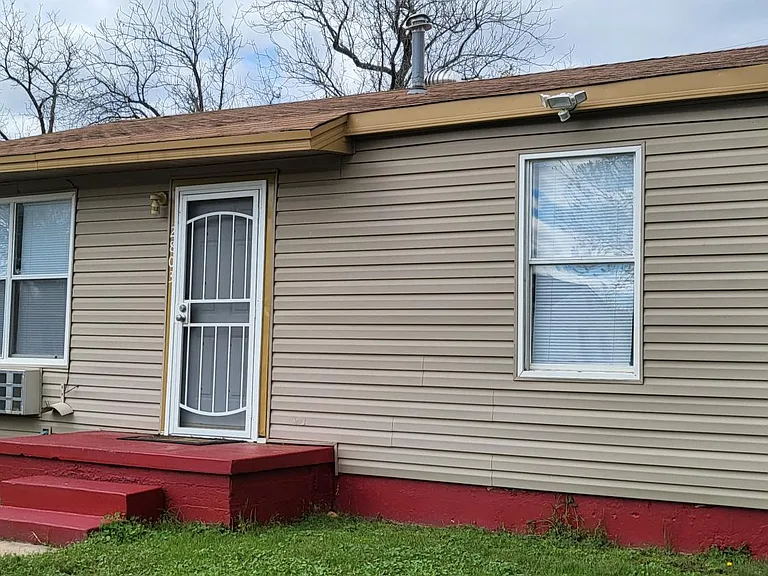 2803 SW H Ave — Photo 3