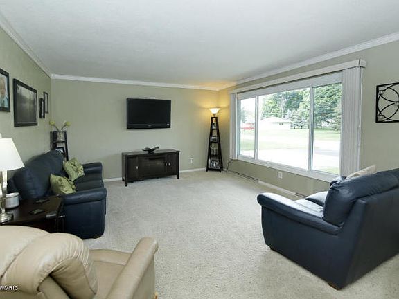 4th image of 202 Gabardine Ave